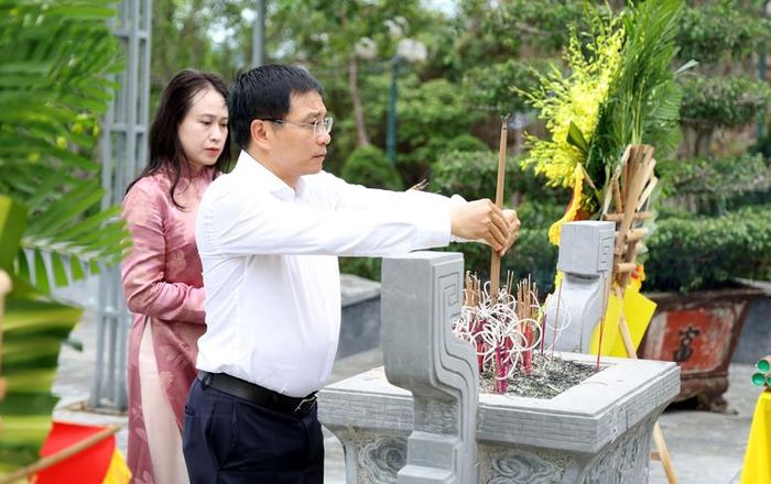 Phó Thủ tướng Nguyễn Văn Thắng dâng hương tại Khu di tích lịch sử cấp quốc gia đặc biệt Ngã ba Đồng Lộc - Ảnh: VGP/Đức Tuân