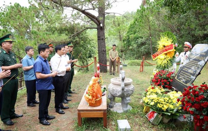 Phó Thủ tướng Nguyễn Văn Thắng và đoàn công tác dâng hương, dâng hoa tại phần mộ Đại tướng Võ Nguyên Giáp (khu vực Vũng Chùa-Đảo Yến, tỉnh Quảng Trị) - Ảnh: VGP/Đức Tuân