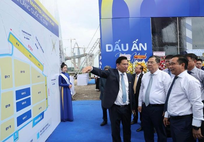 Phó Thủ tướng Thường trực Phạm Gia Túc xem bản đồ dự án Cảng quốc tế QTM.Ảnh: VGP/Phương Nguyên