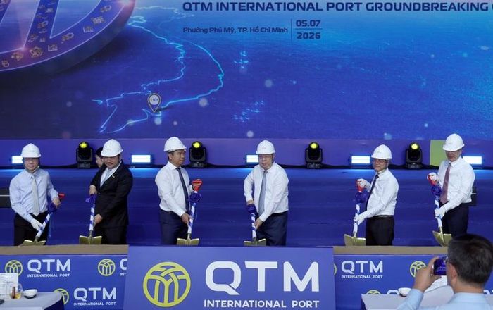 Phó Thủ tướng Thường trực Phạm Gia Túc cùng các đại biểu thực hiện nghi thức khởi công Cảng quốc tế QTM - Ảnh: VGP/Phương Nguyên