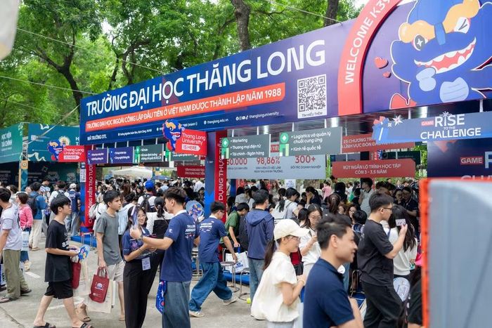 Nếu trước đây nhiều em quan tâm chủ yếu đến điểm chuẩn hoặc mức lương sau tốt nghiệp thì hiện nay cần nhìn xa hơn đến khả năng thích ứng của ngành nghề trước sự phát triển của công nghệ và yêu cầu phát triển bền vững