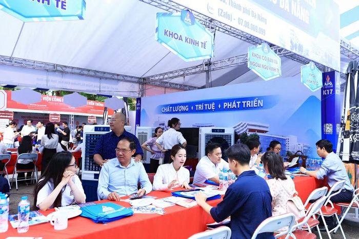 Một điểm chung được nhiều cơ sở đào tạo nhấn mạnh tại ngày hội năm nay là tăng cường kết nối doanh nghiệp.