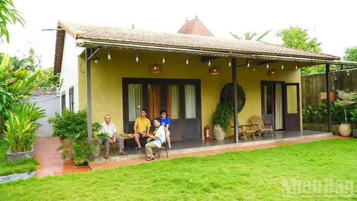 Du khách và người dân tại điểm tham quan The Mango Trail Farmstay.