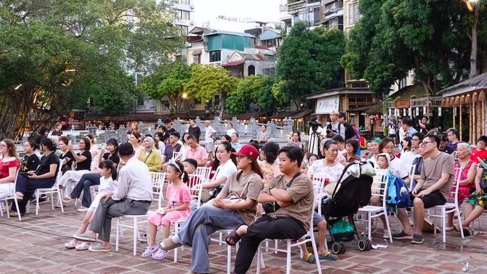 Chương trình có sự tham gia của các khán giả ở nhiều độ tuổi khác nhau.