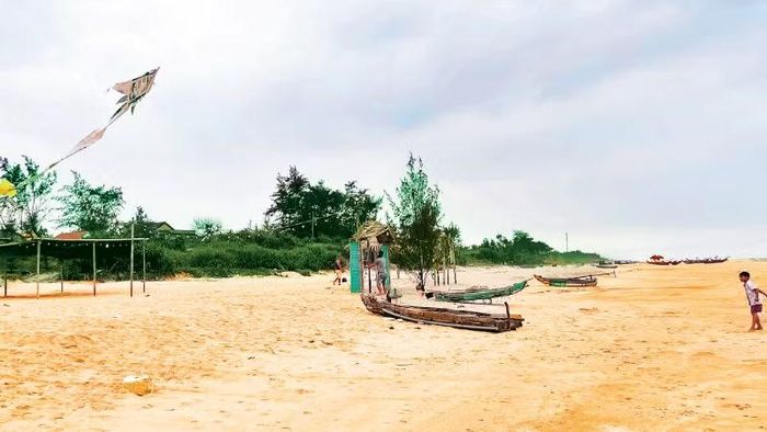 Bình yên trên bãi biển Cương Giáng, phường Phong Quảng, thành phố Huế. (Ảnh: MY NGUYỄN)