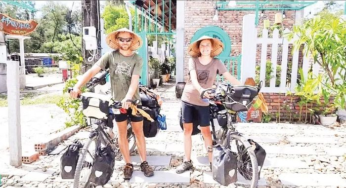 Khách du lịch nước ngoài trải nghiệm lưu trú tại Abundance Home ở thôn Cương Giáng, phường Phong Quảng, thành phố Huế. (Ảnh: DIỆP NAM)