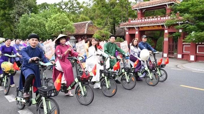 Các đại biểu mặc áo dài truyền thống, xuất phát lúc 6 giờ từ Quảng trường trước Trường trung học phổ thông Chuyên Quốc học Huế.