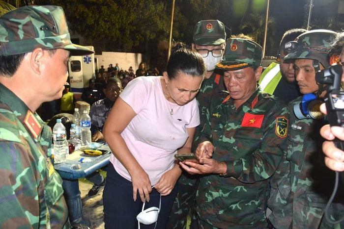 Thiếu tướng Phạm Văn Tỵ, Phó Cục trưởng Cục Cứu hộ-Cứu nạn (Bộ Tổng Tham mưu) thông báo cho thân nhân về kết quả cuộc tìm kiếm, rạng sáng 4/7 (giờ địa phương). (Ảnh: HOÀNG VŨ)