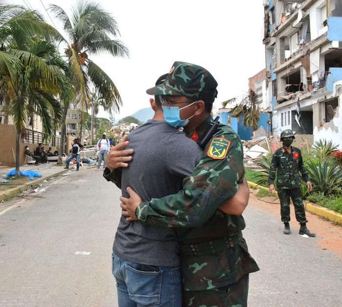 Anh Oscar Fernandez cảm ơn bộ đội Việt Nam đã giúp tìm kiếm và đưa thi thể mẹ anh ra khỏi công trình đổ sập, ngày 4/7 (giờ địa phương).