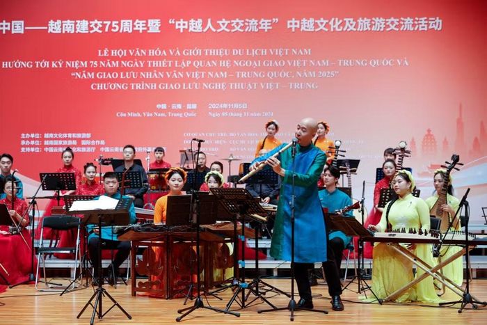 Các nghệ sĩ Việt Nam biểu diễn tại lễ hội văn hóa và giới thiệu du lịch Việt Nam hướng tới kỷ niệm 75 năm thiết lập quan hệ ngoại giao giữa Việt Nam và Trung Quốc và "Năm giao lưu nhân văn Việt-Trung" năm 2025. (Ảnh: VGP/Nhật Bắc)