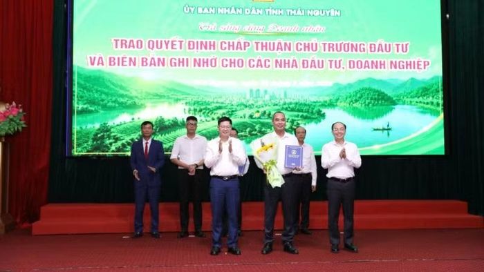 Trao quyết định, giấy chứng nhận đầu tư cho doanh nghiệp. (Ảnh: TUẤN SƠN)
