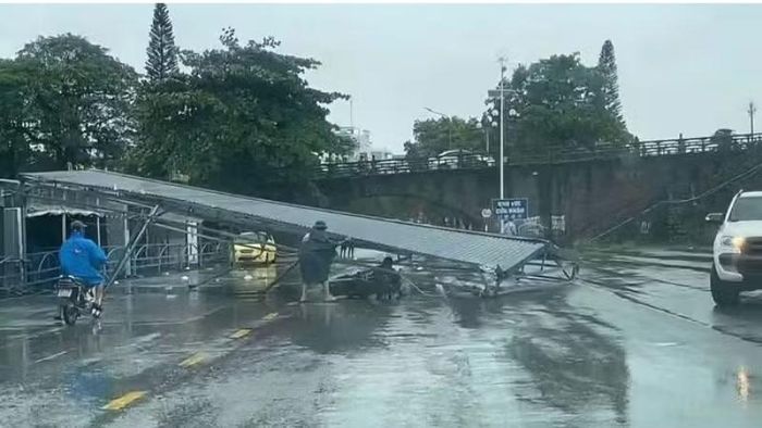 Bão số 1 gây gãy đổ hàng trăm cây xanh, hư hại một số công trình giao thông tại Quảng Ninh. Ngành đường bộ đang huy động tối đa lực lượng, phương tiện, khẩn trương giải tỏa hiện trường, bảo đảm giao thông thông suốt và an toàn. (Ảnh: TTXVN)
