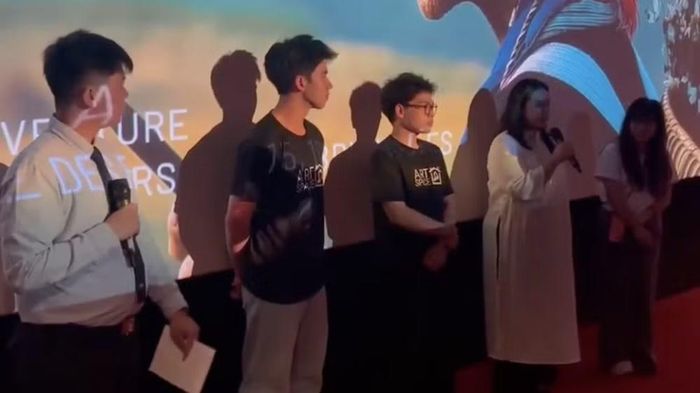 Đại diện đoàn làm phim "Hà Nội 5 giác quan" (áo đen) và "Qua những bàn tay" (áo trắng) giao lưu với khán giả.