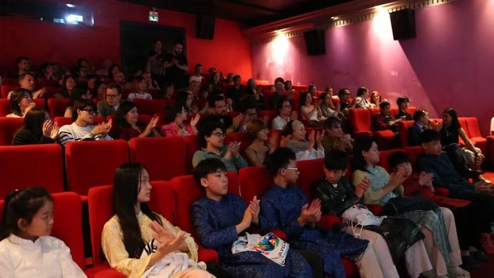 Khán giả tại Brussels bày tỏ mong muốn có thể xem lại nhiều suất chiếu nữa của chương trình.