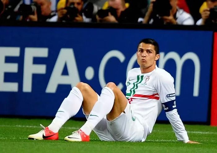 Cristiano Ronaldo trong trận đấu gặp Tây Ban Nha tại bán kết EURO 2012. (Ảnh: FIFA)