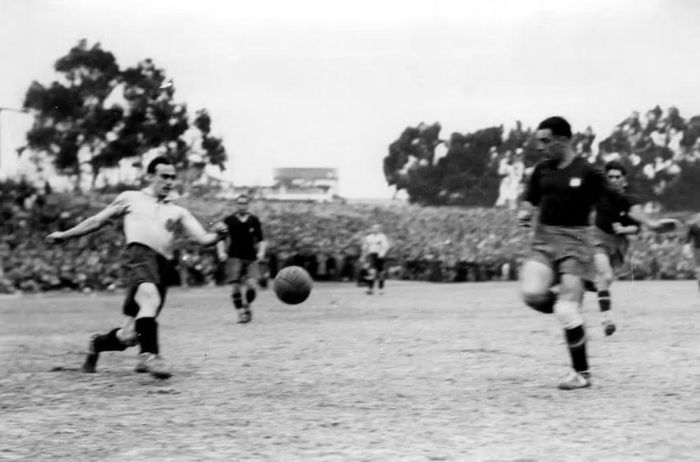 Lisbon, 18/3/1934 - Trận lượt về vòng loại World Cup 1934 giữa Bồ Đào Nha và Tây Ban Nha tại Lisbon khép lại với chiến thắng 2-1 dành cho đội khách Tây Ban Nha. Trong ảnh, Regueiro (Tây Ban Nha) tranh chấp bóng với Avelino (Bồ Đào Nha).