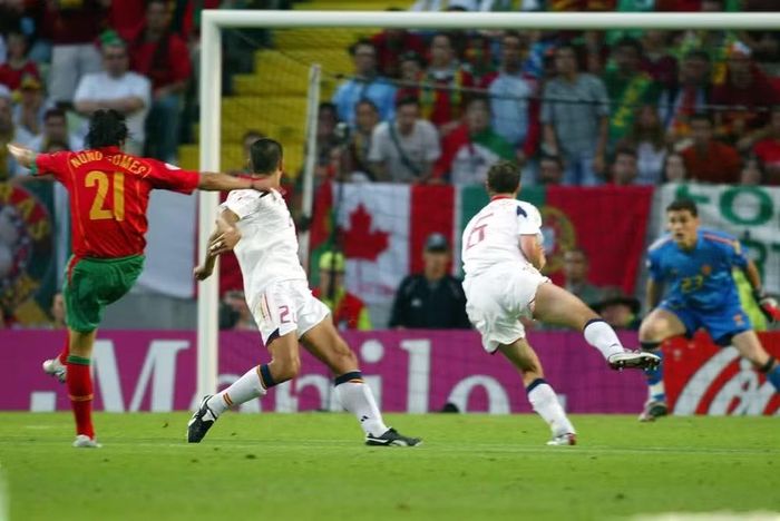 Nuno Gomes ghi bàn duy nhất giúp Bồ Đào Nha đánh bại Tây Ban Nha tại EURO 2004. (Ảnh: FIFA)