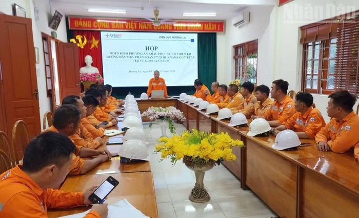 Ngay từ sáng sớm 5/7, Điện lực khu vực Mường La đã họp triển khai phương án khắc phục hậu quả do mưa lũ.