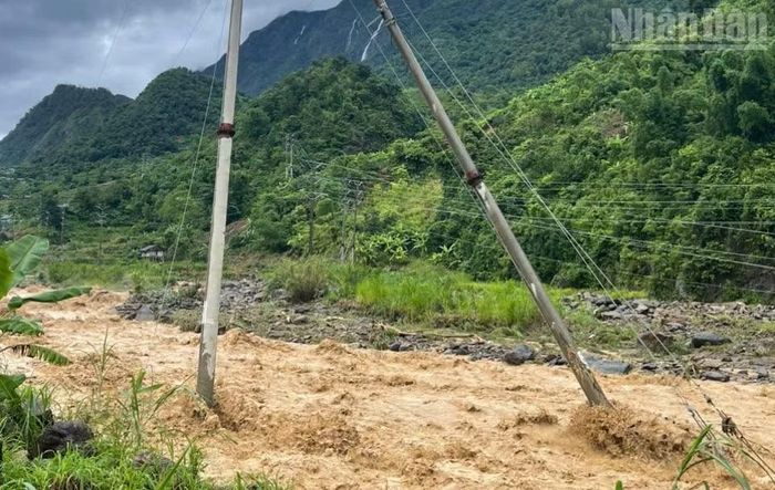 Mưa lũ đã làm cho một số cột điện bị đổ, ảnh hưởng tới việc cấp điện tại nhiều bản.