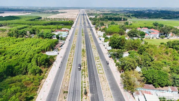 Đường 10 làn xe kết nối sân bay Long Thành qua địa bàn phường Nhơn Trạch.