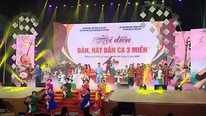 Đoàn nghệ thuật quần chúng thành phố Hà Nội với chủ đề “Thăng Long - Hội tụ tinh hoa Việt Nam” mang đến chương trình kết hợp nhiều loại hình nghệ thuật truyền thống đặc sắc.