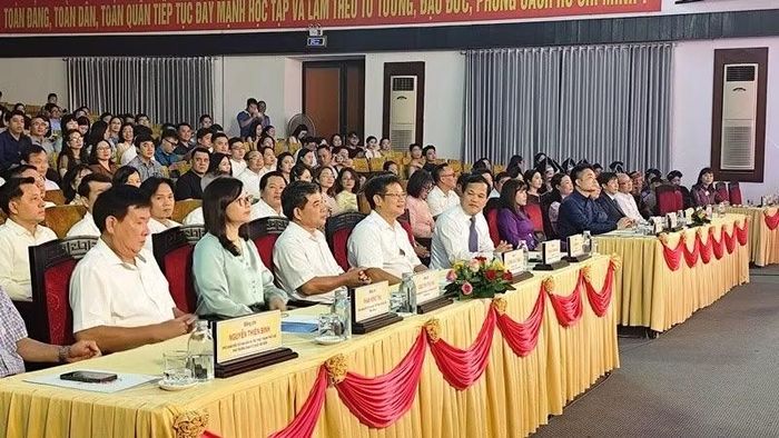 Dự lễ khai mạc có lãnh đạo Bộ Văn hóa, Thể thao và Du lịch, lãnh đạo thành phố Huế, đại diện các sở văn hóa, các nghệ nhân, nghệ sĩ, diễn viên, nhạc công cùng đông đảo người dân và du khách.