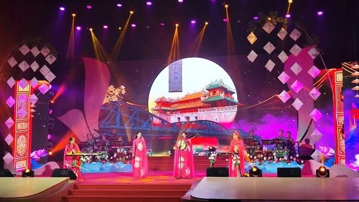 Đoàn nghệ thuật quần chúng thành phố Huế giới thiệu nhiều tiết mục mang đậm bản sắc văn hóa Cố đô như tổ khúc dân ca “Quê hương vang mãi khúc ca dâng Đảng”, Chầu văn “Nhớ ơn công đức Huyền Trân”, múa “Hến ơi! Hến à…”, “Về Huế cùng em”...