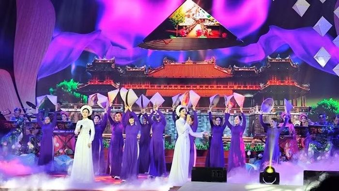 Tiết mục dân ca Huế do đoàn nghệ thuật quần chúng thành phố Huế biểu diễn trong đêm khai mạc Hội diễn Đàn, hát dân ca ba miền năm 2026.