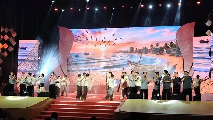 Sau lễ khai mạc, hội diễn bước vào phần thi đầu tiên với sự tham gia của các đoàn nghệ thuật quần chúng An Giang.