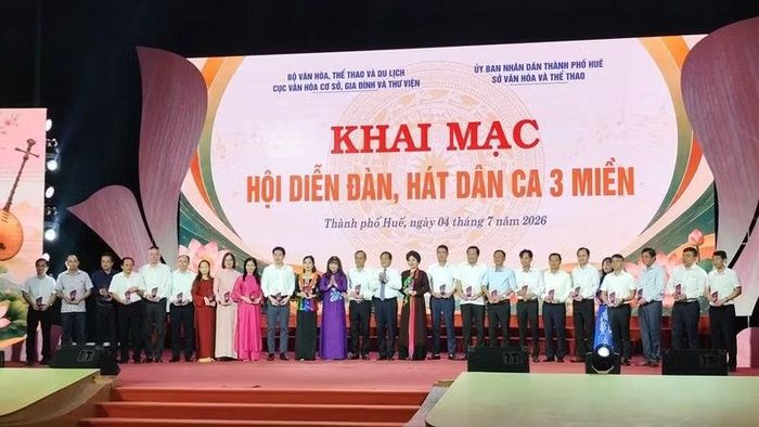 Ban tổ chức tặng Huy hiệu lưu niệm cho 26 đoàn nghệ thuật quần chúng đến từ các tỉnh, thành phố trên cả nước tham gia hội diễn.