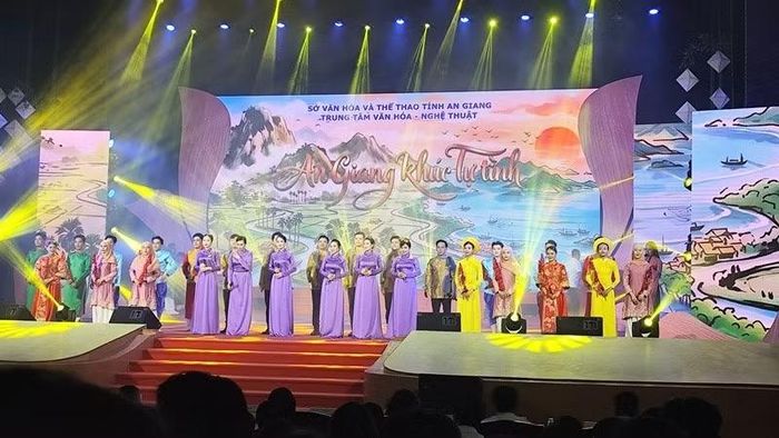 Màn biểu diễn tốp ca nữ "An Giang khúc tự tình" đến từ đoàn nghệ thuật An Giang.