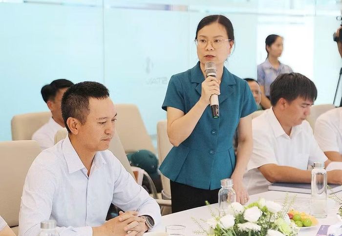 Đồng chí Bùi Thị Hương Giang, Bí thư Đảng ủy xã Liên Hòa báo cáo kết quả giải phóng mặt bằng.