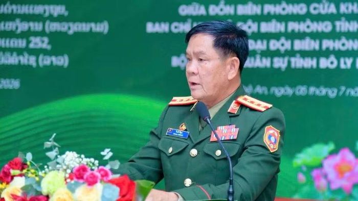 Đại tá Channy Sisouk, Chính ủy Bộ Chỉ huy Quân sự tỉnh Bô Ly Khăm Xay (Lào) phát biểu tại Hội nghị sơ kết kết nghĩa.