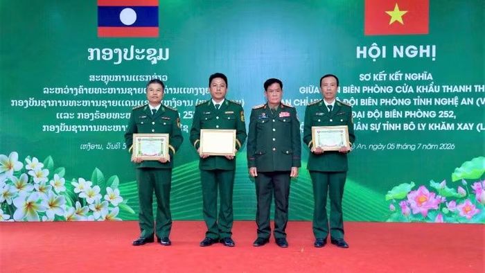 Đại tá Channy Sisouk, Chính ủy Bộ Chỉ huy Quân sự tỉnh Bô Ly Khăm Xay trao Giấy khen cho 1 tập thể và 2 cá nhân thuộc Đồn Biên phòng Cửa khẩu Thanh Thủy có thành tích xuất sắc trong thực hiện Chương trình kết nghĩa.