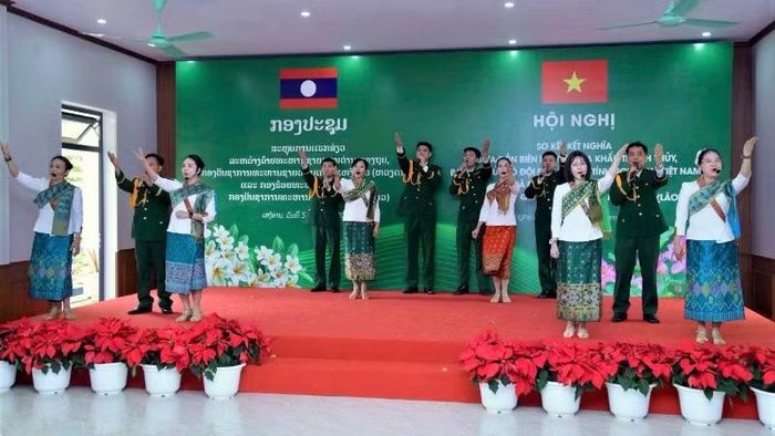Một trong những tiết mục văn nghệ chào mừng Hội nghị sơ kết kết nghĩa giữa hai đơn vị.