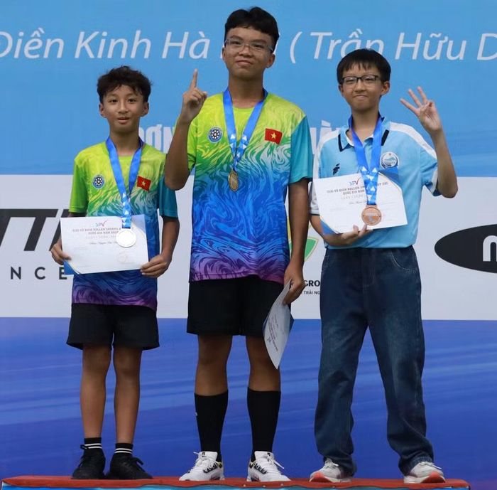 Ban tổ chức trao giải ở nội dung Speed Slalom Junior hạng A Nam.