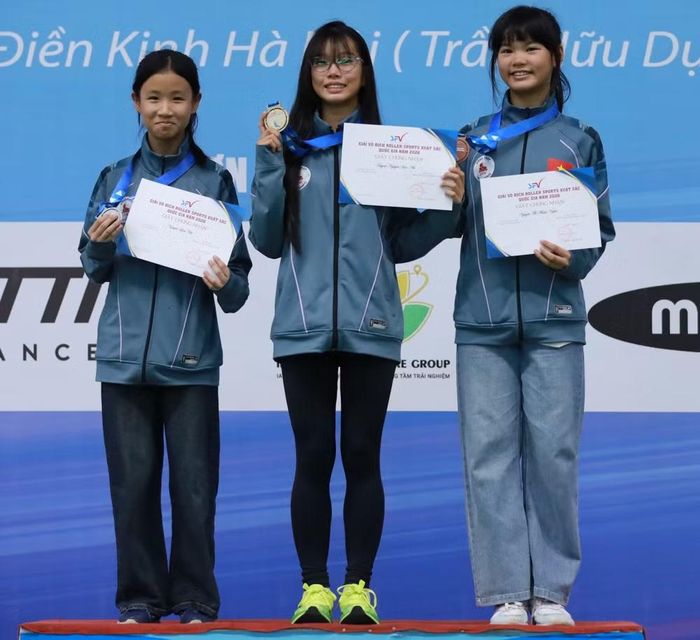 Ban tổ chức trao giải ở nội dung Speed Slalom junior hạng A Nữ.