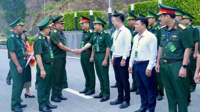 Lễ đón đoàn sĩ quan trẻ biên giới Lào được tổ chức trang trọng tại Cửa khẩu Thanh Thủy vào sáng 3/7.