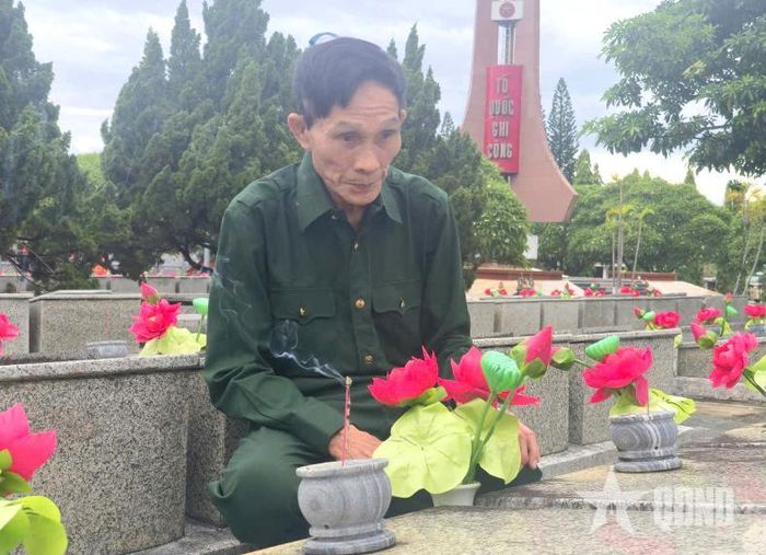 Cựu chiến binh Trần Thanh Hòa thắp hương tại Nghĩa trang Liệt sĩ phường Đăk Cấm (Quảng Ngãi). 