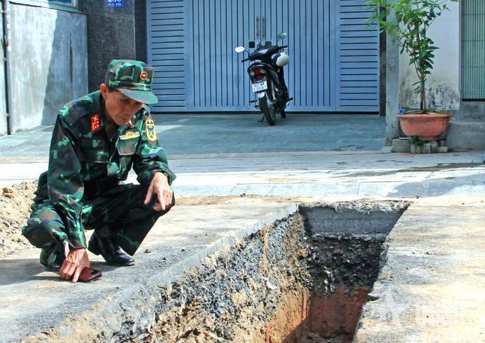  Cựu chiến binh Trần Thanh Hòa theo dõi từng vị trí khai quật, dò tìm hài cốt liệt sĩ khu vực đường Trường Chinh (Quảng Ngãi).