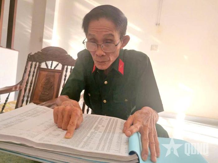  Cựu chiến binh Trần Thanh Hòa tra cứu, đối chiếu danh sách liệt sĩ để hỗ trợ các gia đình, lực lượng chức năng tìm kiếm.