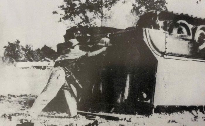 Bộ đội Sư đoàn 9 đánh mìn diệt xe bọc thép Mỹ trong trận Cần Đâm, tháng 6-1966. Ảnh tư liệu