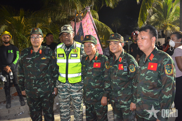 Tư lệnh lực lượng dân quân Venezuela Nayade Lockiby Belmonte cùng lực lượng Quân đội nhân dân Việt Nam có mặt tại hiện trường vào đêm 3-7 (giờ địa phương).