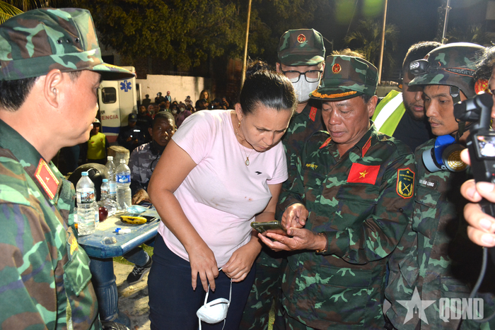 Thiếu tướng Phạm Văn Tỵ, Phó cục trưởng Cục Cứu hộ-Cứu nạn (Bộ Tổng Tham mưu) thông báo cho thân nhân về kết quả cuộc tìm kiếm, rạng sáng 4-7 (giờ địa phương). 