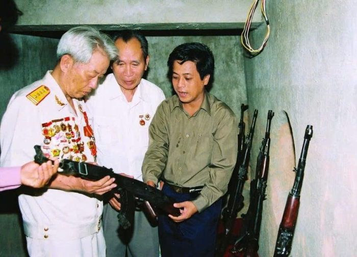 Ông Trần Vũ Bình (ngoài cùng bên phải) giới thiệu với các cựu chiến binh về hầm chứa vũ khí của lực lượng biệt động Sài Gòn. Ảnh do nhân vật cung cấp
