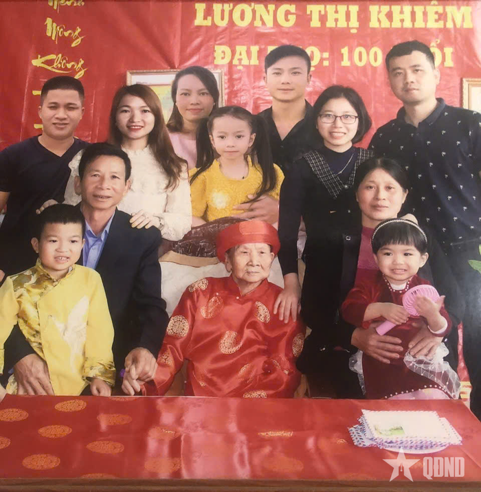 Đại gia đình Bà mẹ Việt Nam anh hùng Lương Thị Khiêm.