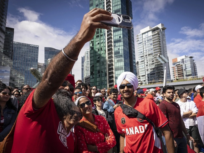 Người hâm mộ theo dõi trận đấu giữa đội tuyển Canada và Morocco tại quảng trường Jack Poole, trung tâm thành phố Vancouver. Ảnh: Vancouver Sun