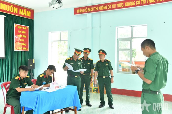 Kiểm tra nhận thức chính trị đối với hạ sĩ quan, binh sĩ. 