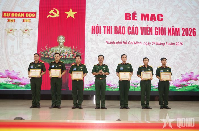  Trao thưởng cho các cá nhân có thành tích cao trong Hội thi báo cáo viên giỏi năm 2026 cấp Sư đoàn.