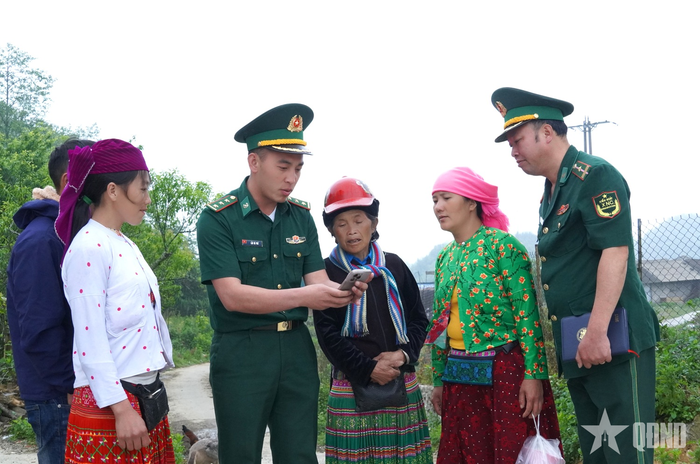 Tranh thủ người dân đi chợ phiên, cán bộ Đồn Biên phòng Cửa khẩu Săm Pun (Bộ Chỉ huy BĐBP tỉnh Tuyên Quang) tuyên truyền, hướng dẫn người dân sử dụng VneID.